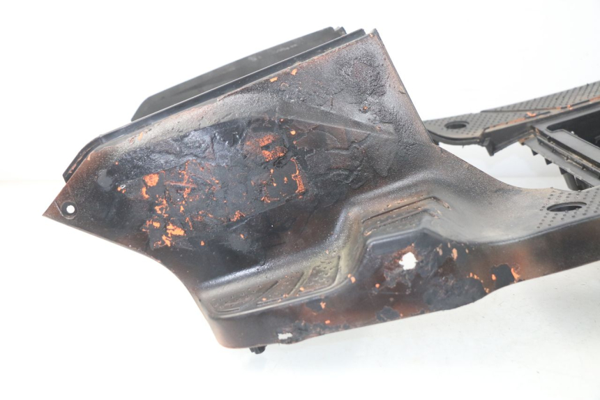 photo de TAPA REPOSAPIES SYM ORBIT 2 4T 50 (2008 - 2017) - Estado de la superficie y material