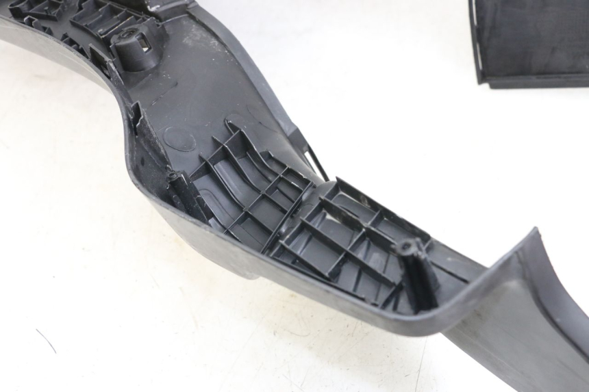 photo de TAPA REPOSAPIES SYM ORBIT 50 (2008 - 2010) - Primer plano técnico