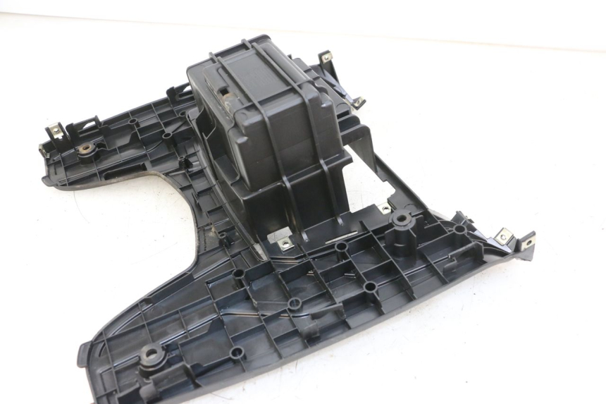 photo de TAPA REPOSAPIES PEUGEOT BELVILLE 125 (2017 - 2021) - Detalle de la pieza