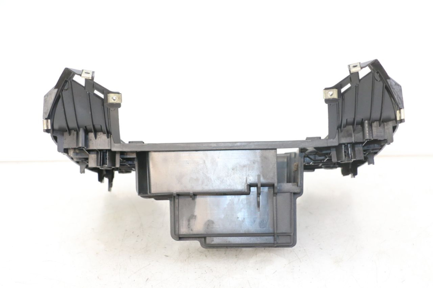 photo de TAPA REPOSAPIES PEUGEOT BELVILLE 125 (2017 - 2021) - Detalles de los puntos de fijación