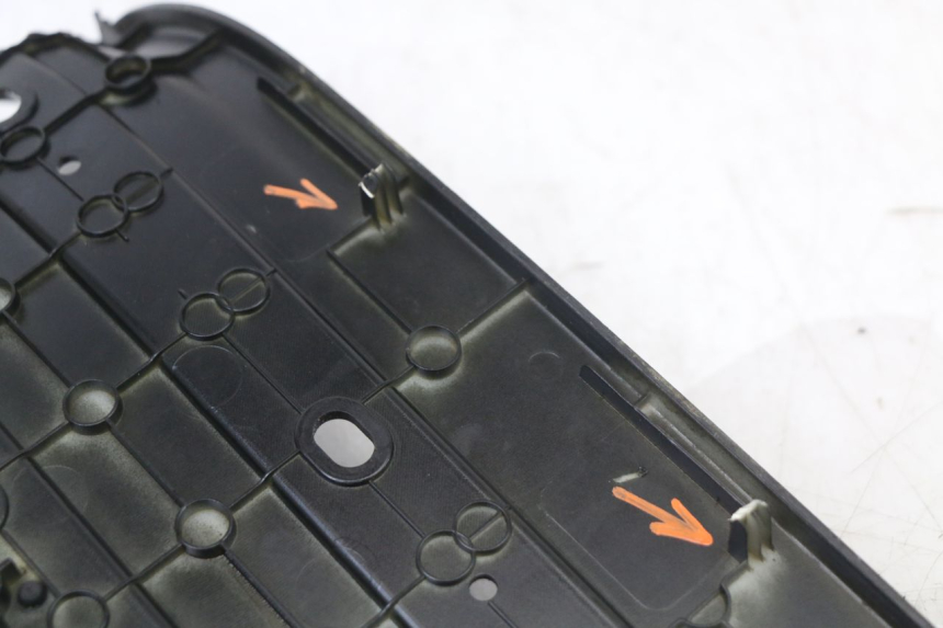 photo de TAPA REPOSAPIES PEUGEOT DJANGO 125 (2014 - 2017) - Otra vista del artículo