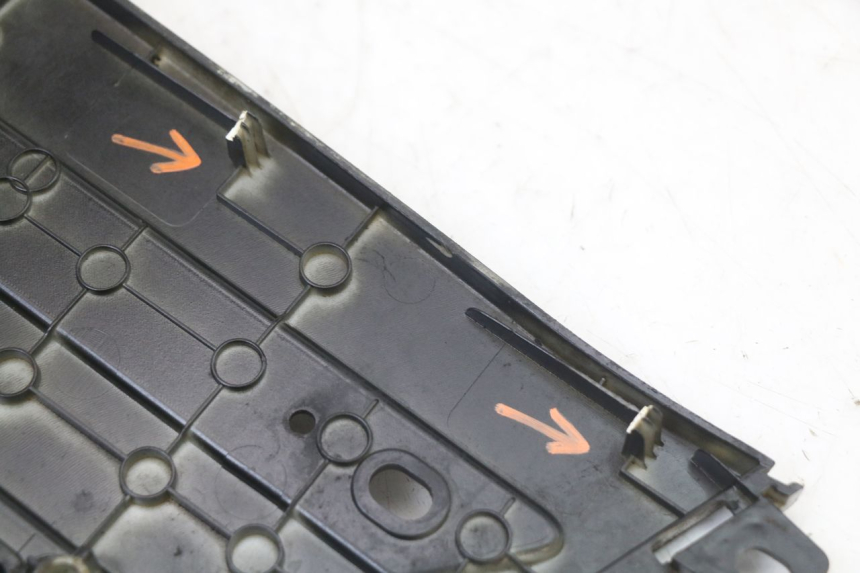 photo de TAPA REPOSAPIES PEUGEOT DJANGO 125 (2014 - 2017) - Características distintivas