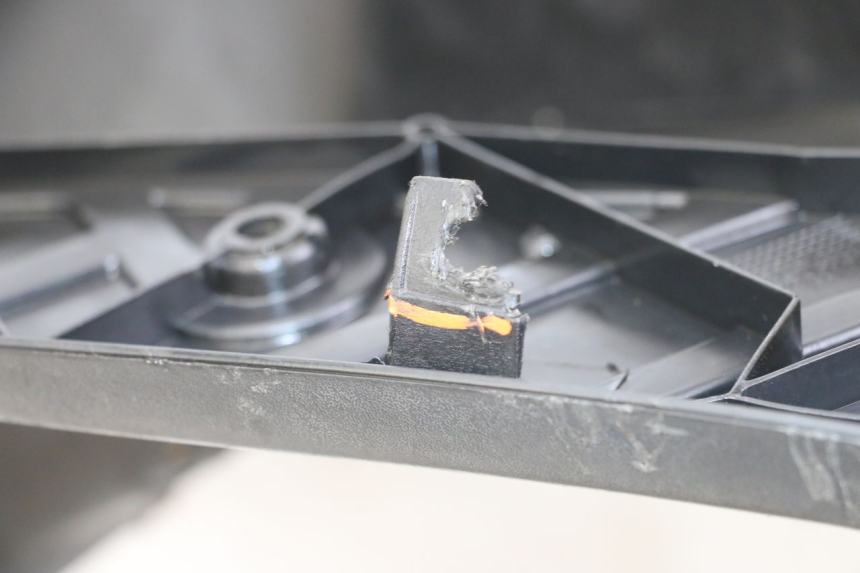 photo de TAPA REPOSAPIES PEUGEOT TKR TREKKER FURIOUS 50 (2005 - 2014) - Estado de la superficie y material