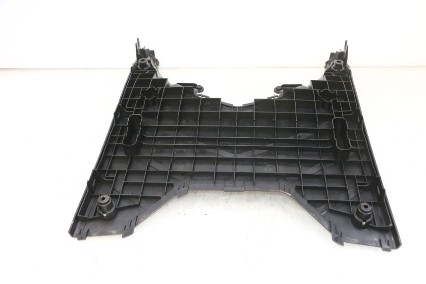 photo de TAPA REPOSAPIES DAELIM S1 125 (2007 - 2016) - Detalles de los puntos de fijación