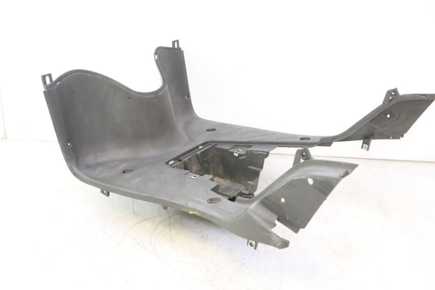 photo de TAPA REPOSAPIES HONDA SH 125 (2001 - 2003) - Enfoque en la estructura
