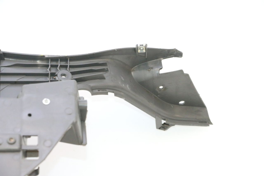 photo de TAPA REPOSAPIES HONDA SH 125 (2001 - 2003) - Detalles de los puntos de fijación