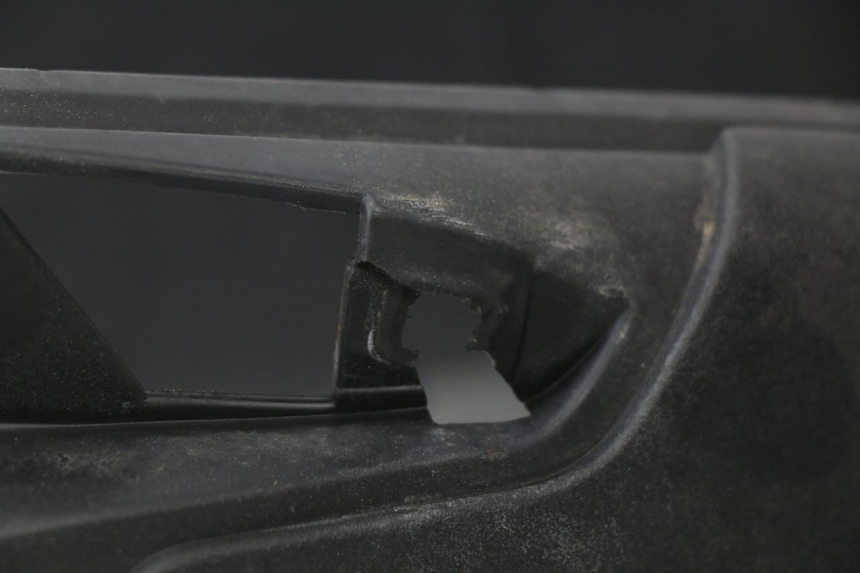 photo de TAPA REPOSAPIES PEUGEOT SPEEDFIGHT 2 AC 50 (2000 - 2009) - Zoom sobre los componentes