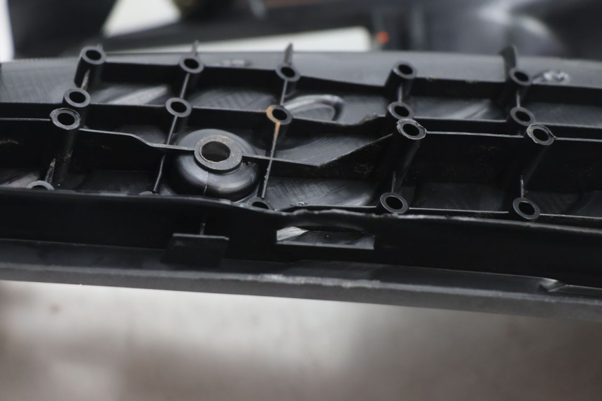 photo de TAPA REPOSAPIES PEUGEOT SPEEDFIGHT 2 AC 50 (2000 - 2009) - Enfoque en la estructura