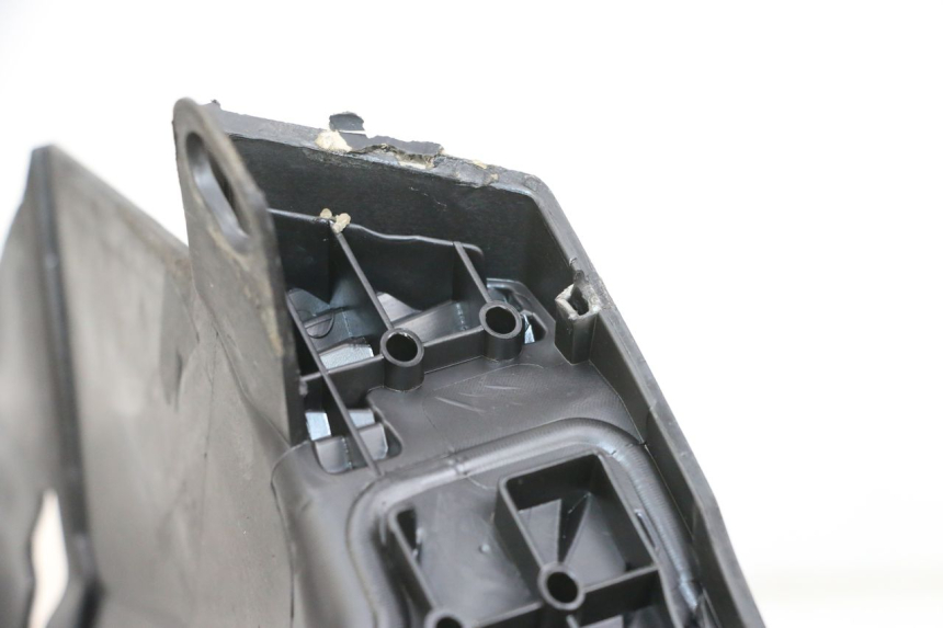 photo de TAPA REPOSAPIES PEUGEOT SPEEDFIGHT 4 4T EFI 50 (2021 - 2025) - Detalle de la pieza