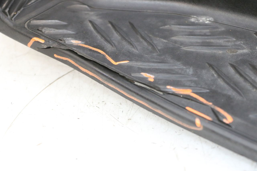 photo de TAPA REPOSAPIES PEUGEOT SPEEDFIGHT 4 4T EFI 50 (2021 - 2025) - Inspección visual detallada