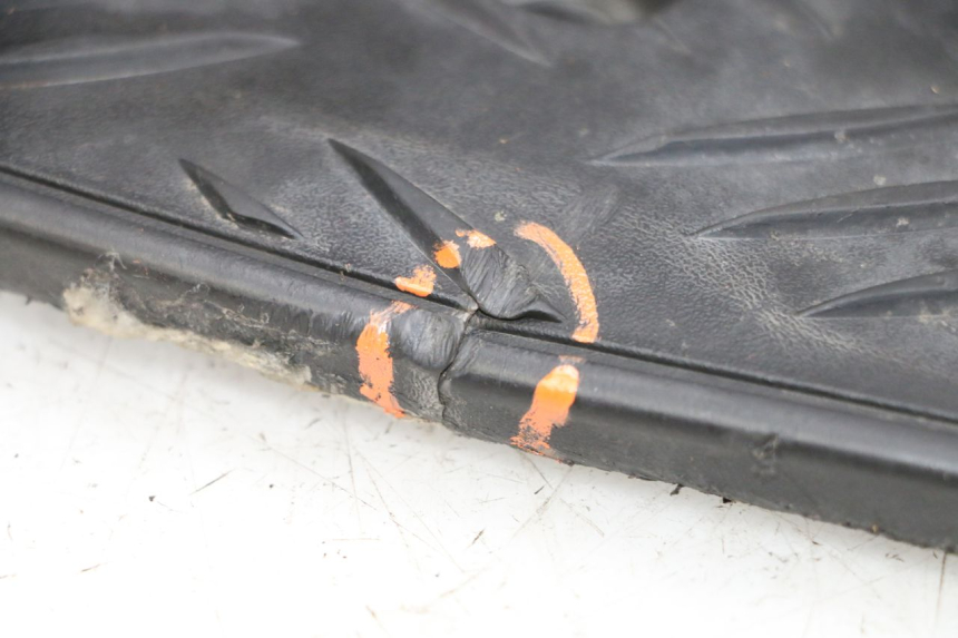 photo de TAPA REPOSAPIES PEUGEOT SPEEDFIGHT 4 4T EFI 50 (2021 - 2025) - Enfoque en la estructura