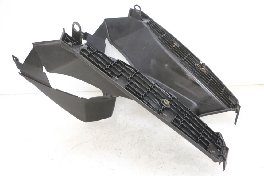 photo de TAPA REPOSAPIES PEUGEOT SPEEDFIGHT 4 4T EFI 50 (2021 - 2025) - Primer plano técnico