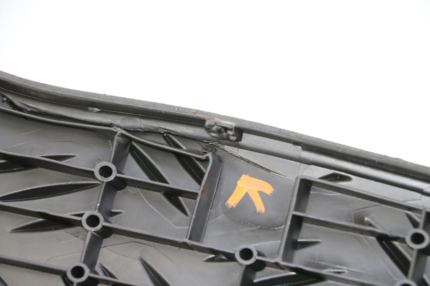 photo de TAPA REPOSAPIES PEUGEOT SPEEDFIGHT 4 4T EFI 50 (2021 - 2025) - Marcados y referencias originales