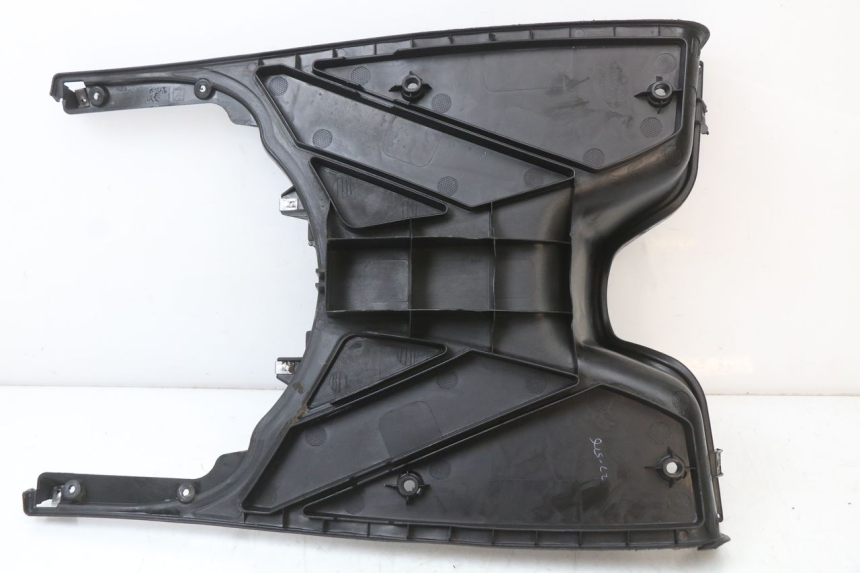 photo de TAPA REPOSAPIES APRILIA SR 2T 50 (2018 - 2022) - Primer plano técnico