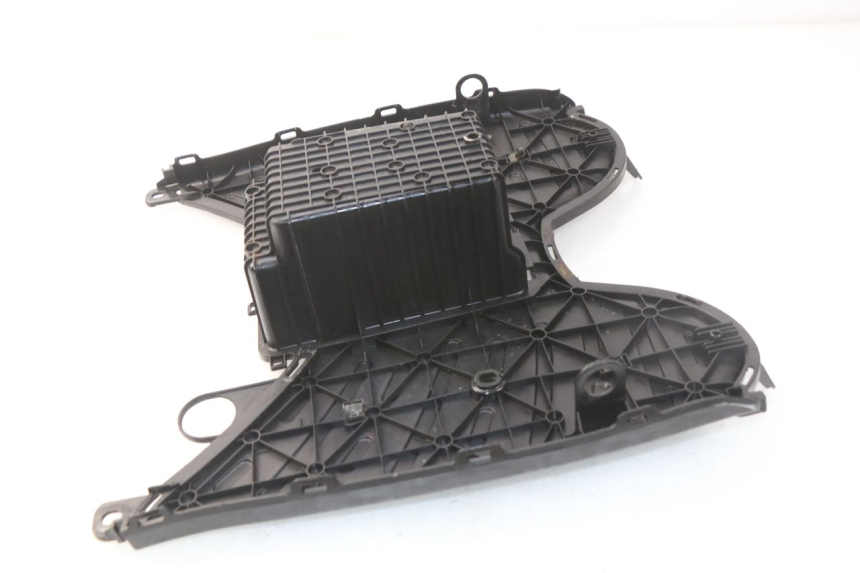 photo de TAPA REPOSAPIES PEUGEOT STREETZONE 2T 50 (2014 - 2019) - Detalle de la pieza