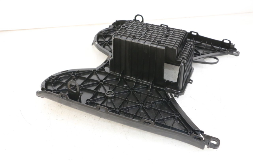 photo de TAPA REPOSAPIES PEUGEOT STREETZONE I 2T 50 (2018 - 2020) - Detalle de la pieza