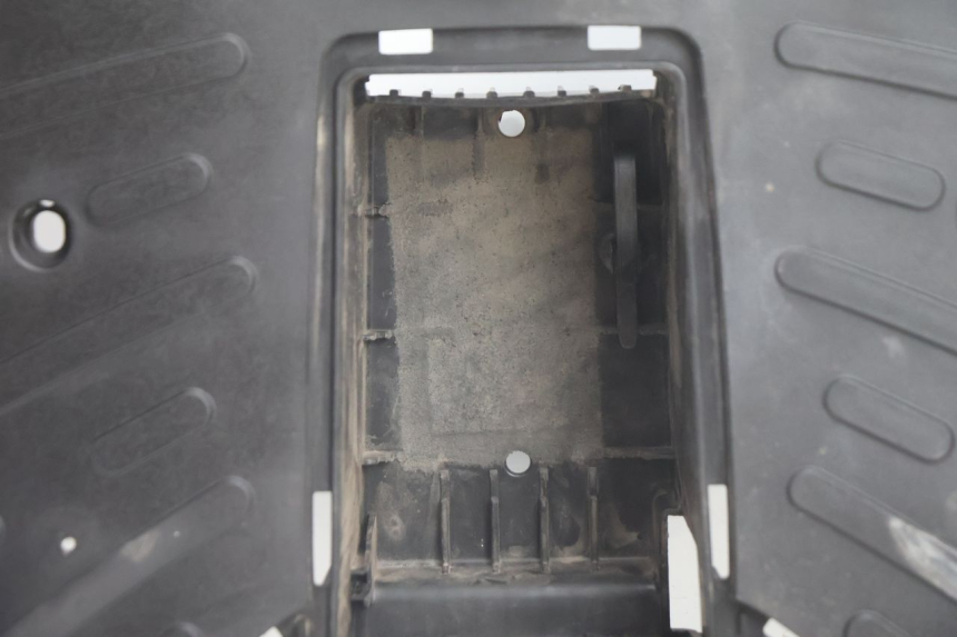 photo de TAPA REPOSAPIES PEUGEOT STREETZONE NAKED 2T 50 (2014 - 2018) - Zoom estado de uso