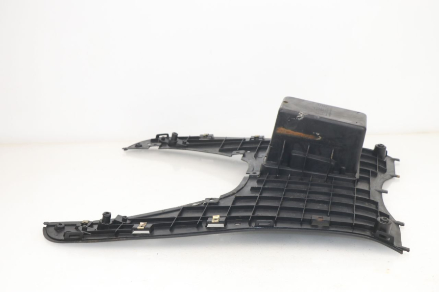 photo de TAPA REPOSAPIES PEUGEOT SUM UP 125 (2008 - 2013) - Detalle de la pieza