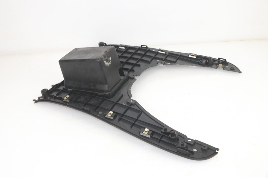 photo de TAPA REPOSAPIES PEUGEOT SUM UP 125 (2008 - 2013) - Zoom estado de uso