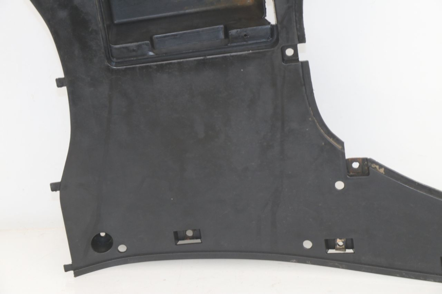 photo de TAPA REPOSAPIES PEUGEOT SUM UP 125 (2008 - 2013) - Detalles de los puntos de fijación