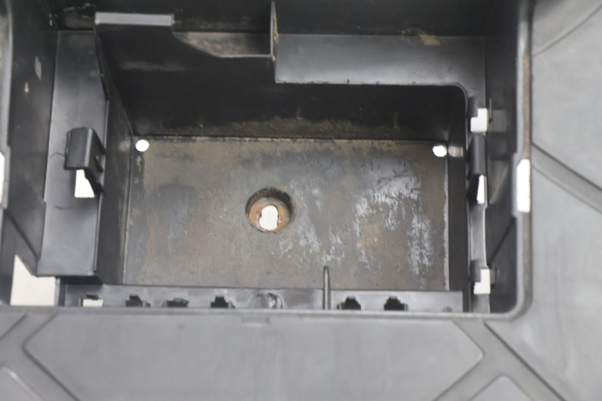 photo de TAPA REPOSAPIES KYMCO SUPER 8 2T 50 (2007 - 2013) - Detalle de la pieza