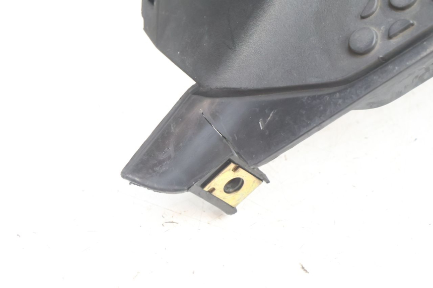photo de TAPA REPOSAPIES KYMCO SUPER 8 2T 50 (2007 - 2013) - Primer plano técnico