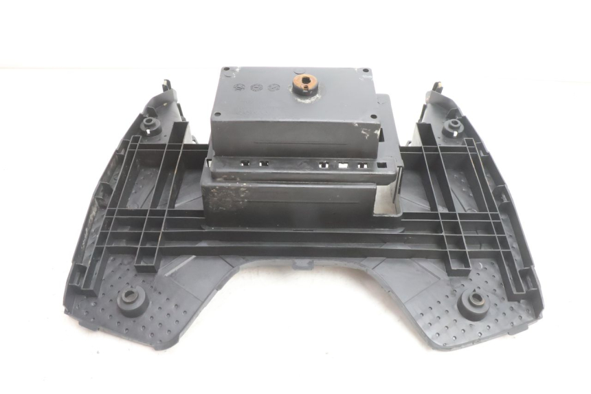 photo de TAPA REPOSAPIES KYMCO SUPER 8 2T 50 (2007 - 2013) - Detalles de los puntos de fijación