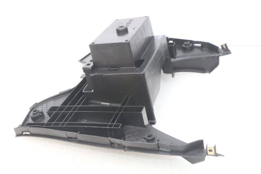 photo de TAPA REPOSAPIES KYMCO SUPER 8 4T 50 (2018 - 2020) - Detalles de los puntos de fijación