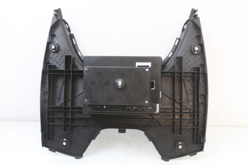 photo de TAPA REPOSAPIES KYMCO SUPER 8 4T 50 (2018 - 2020) - Primer plano técnico