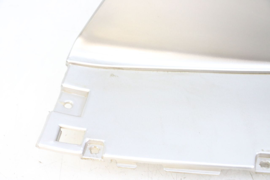 photo de TAPA REPOSAPIES PIAGGIO SUPER LX 125 (2000 - 2003) - Enfoque en la estructura