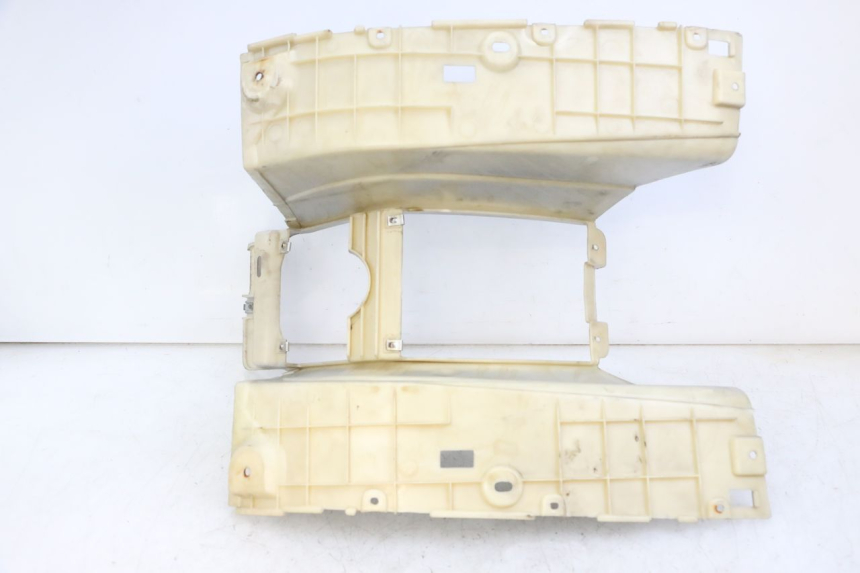 photo de TAPA REPOSAPIES PIAGGIO SUPER LX 125 (2000 - 2003) - Detalles de los puntos de fijación