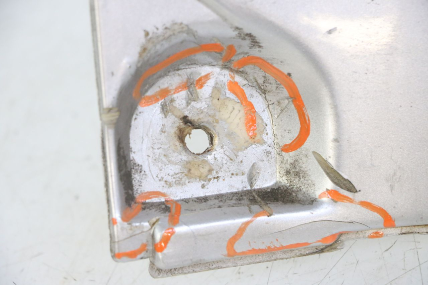 photo de TAPA REPOSAPIES PIAGGIO SUPER LX 125 (2000 - 2003) - Estado de la superficie y material