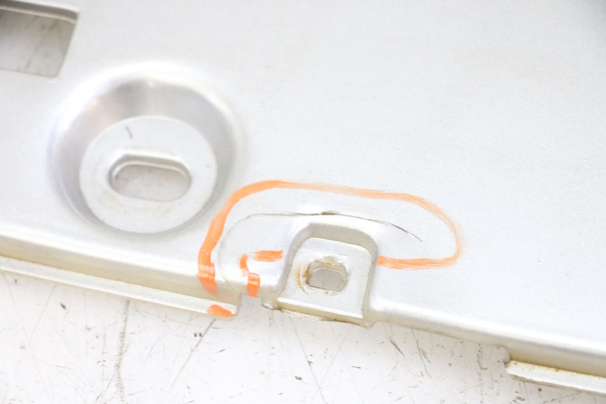 photo de TAPA REPOSAPIES PIAGGIO SUPER LX 125 (2000 - 2003) - Marcados y referencias originales