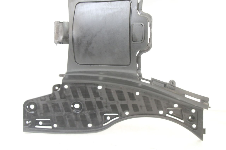 photo de TAPA REPOSAPIES SUZUKI BURGMAN 125 (2015 - 2017) - Primer plano técnico