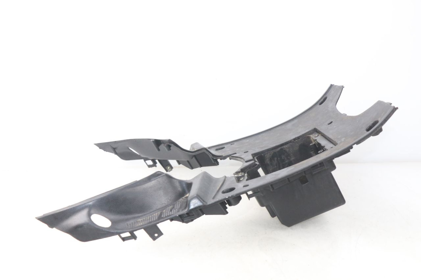 photo de TAPA REPOSAPIES BAOTIAN TRAVEL SPIRIT 50 (2010 - 2012) - Detalles de los puntos de fijación