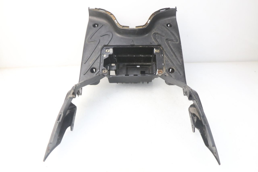 photo de TAPA REPOSAPIES PEUGEOT TWEET 125 (2010 - 2017) - Detalles de los puntos de fijación