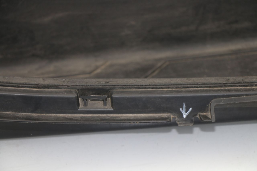 photo de TAPA REPOSAPIES RENAULT TWIZY 45 (2012 - 2019) - Zoom sobre los componentes