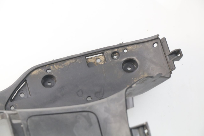 photo de TAPA REPOSAPIES SUZUKI UC EPICURO 125 (1999 - 2003) - Características distintivas