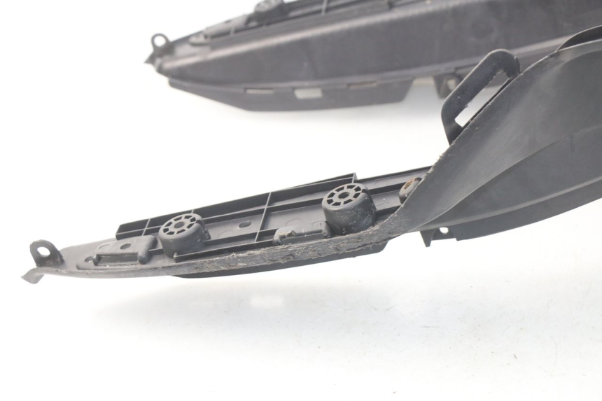 photo de TAPA REPOSAPIES SUZUKI UC EPICURO 125 (1999 - 2003) - Primer plano técnico