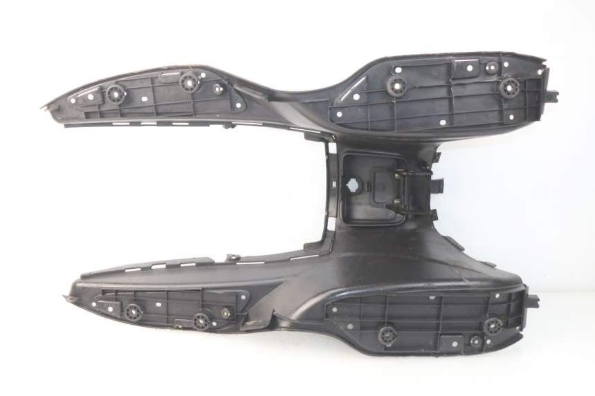 photo de TAPA REPOSAPIES SUZUKI UC EPICURO 125 (1999 - 2003) - Detalles de los puntos de fijación