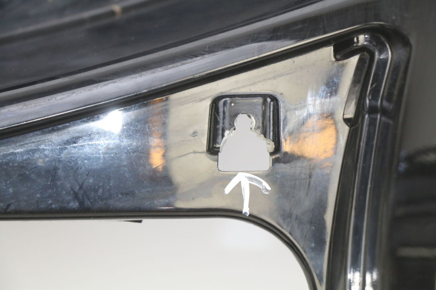 photo de TAPA REPOSAPIES PIAGGIO VESPA GTS SUPER IE 125 (2009 - 2016) - Zoom sobre los componentes