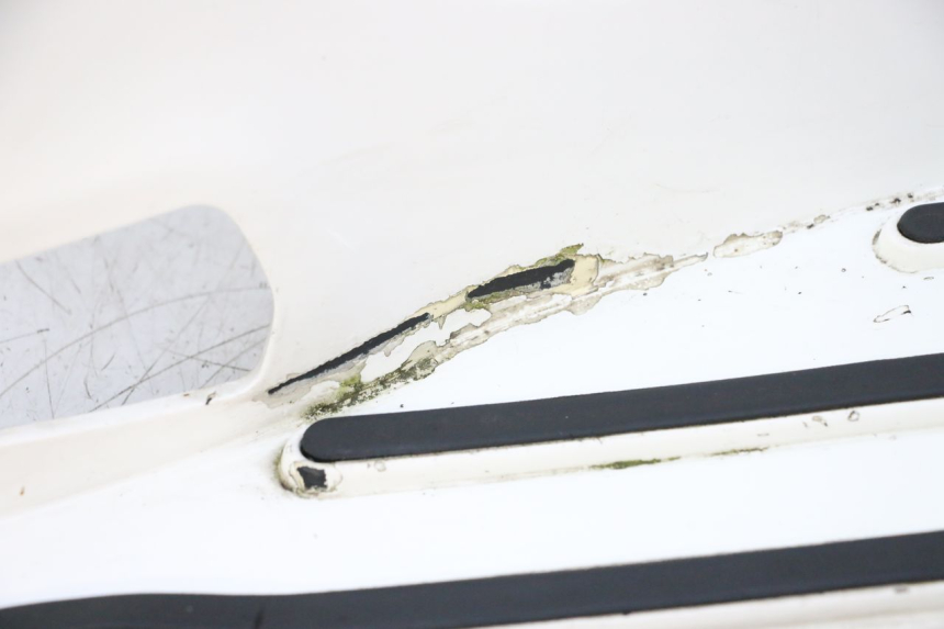 photo de TAPA REPOSAPIES PIAGGIO VESPA GTS SUPER IE 125 (2009 - 2016) - Zoom sobre los componentes