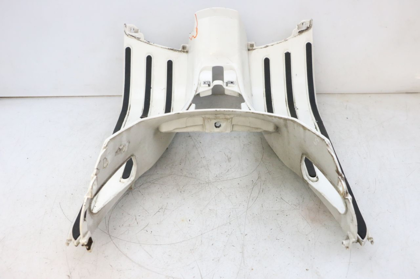 photo de TAPA REPOSAPIES PIAGGIO VESPA GTS SUPER IE 125 (2009 - 2016) - Primer plano de alta resolución