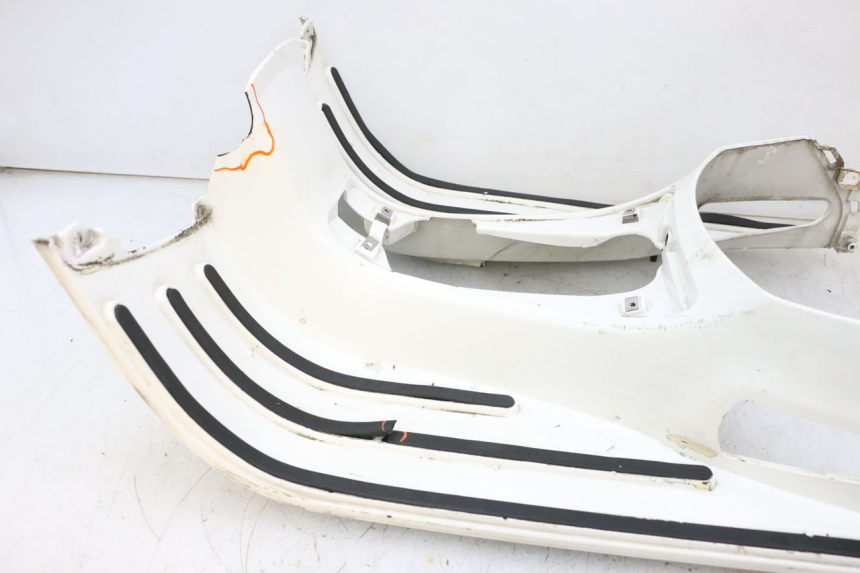 photo de TAPA REPOSAPIES PIAGGIO VESPA GTS SUPER IE 125 (2009 - 2016) - Inspección visual detallada