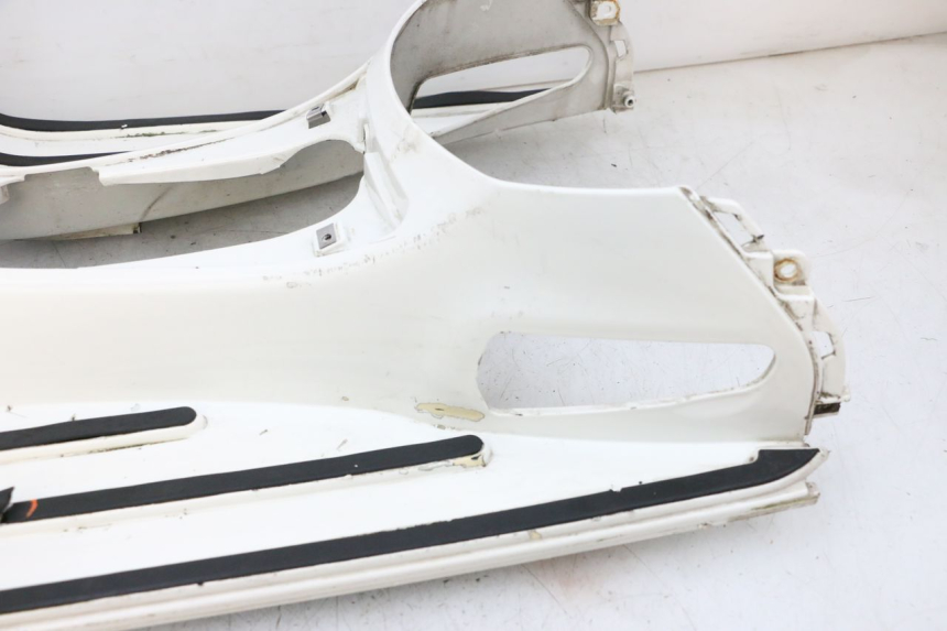 photo de TAPA REPOSAPIES PIAGGIO VESPA GTS SUPER IE 125 (2009 - 2016) - Zoom calidad de ocasión