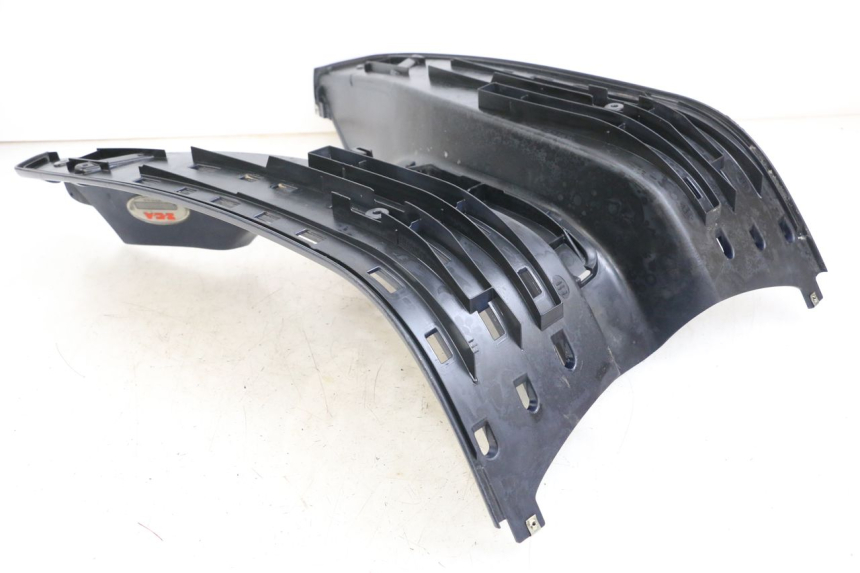 photo de TAPA REPOSAPIES PIAGGIO VESPA LX 125 (2005 - 2010) - Detalle de la pieza