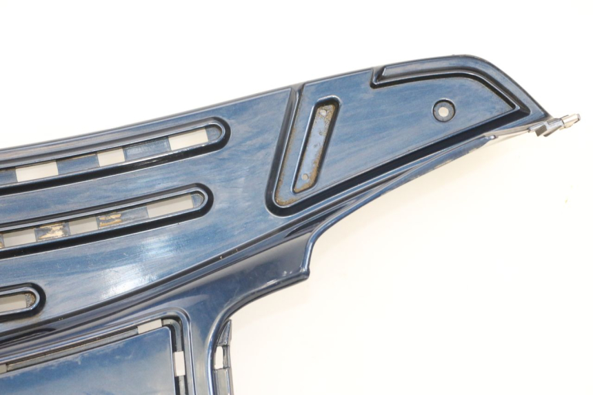 photo de TAPA REPOSAPIES PIAGGIO VESPA LX 125 (2005 - 2010) - Primer plano de alta resolución