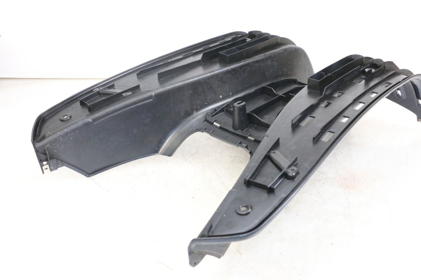 photo de TAPA REPOSAPIES PIAGGIO VESPA LX 125 (2005 - 2010) - Zoom estado de uso