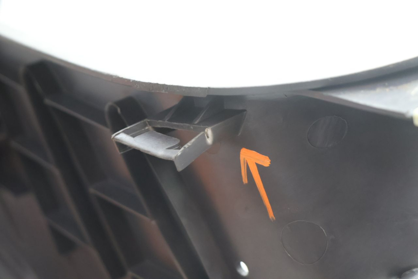 photo de TAPA REPOSAPIES PEUGEOT VIVACITY 100 (1999 - 2008) - Detalles de los puntos de fijación
