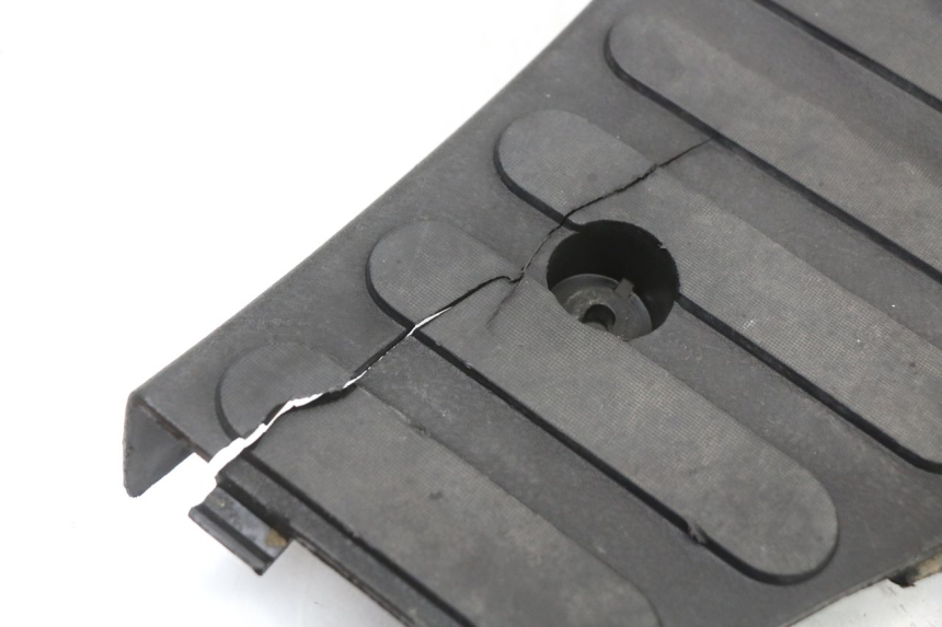 photo de TAPA REPOSAPIES YAMAHA YE ZEST 50 (1992 - 1998) - Primer plano técnico